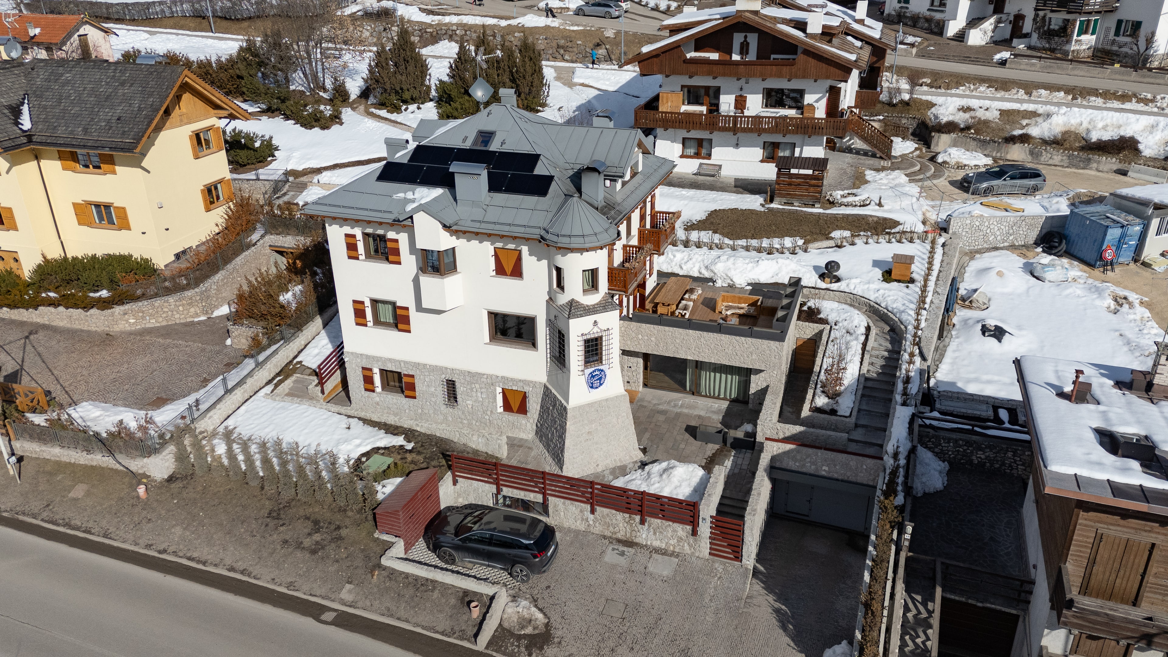 La villa vista dalla strada del paese — scuri a spicchi gialli e rossi