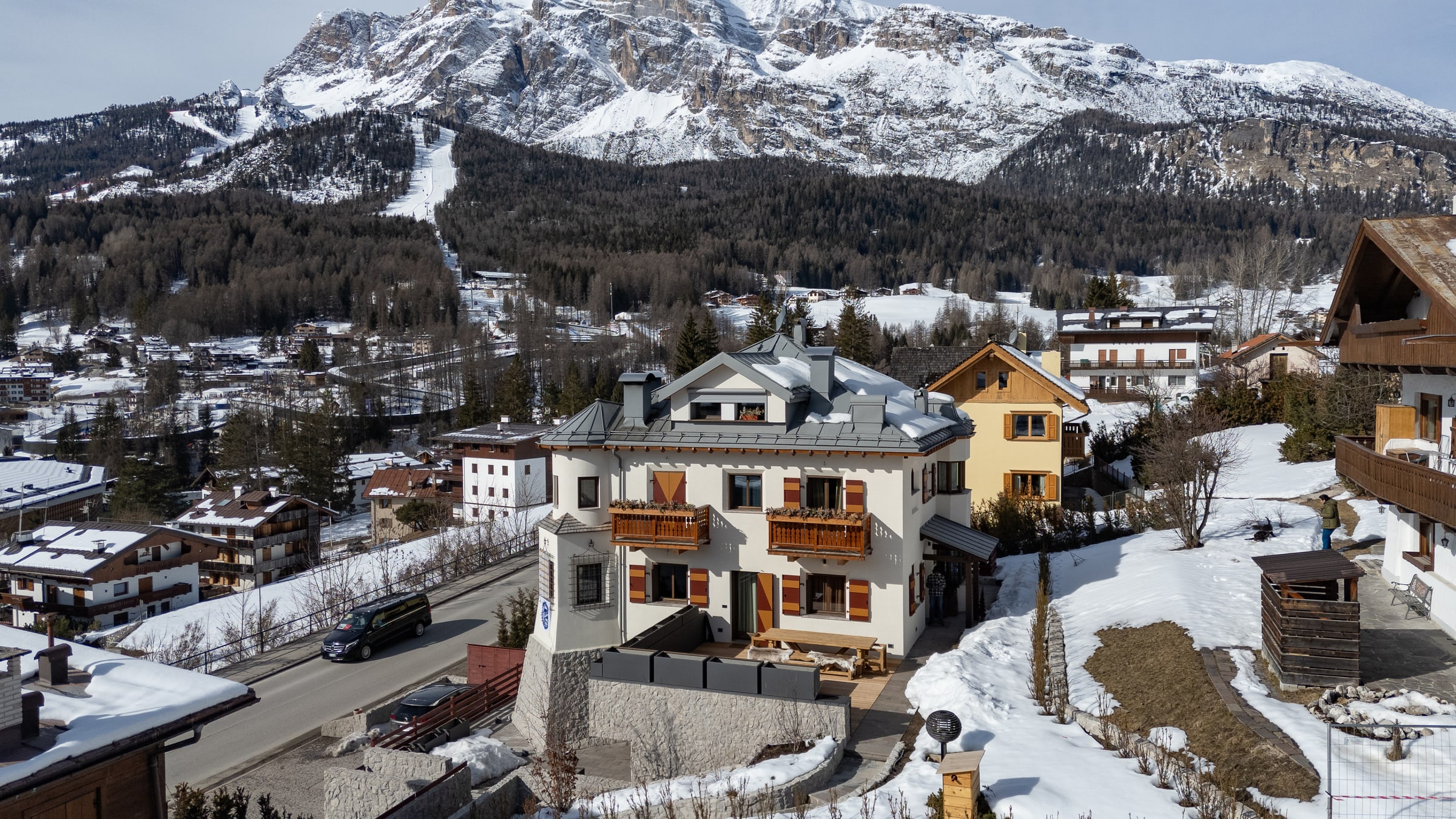 Vista aerea ravvicinata di Cortina e Villa Il Castelletto, drone