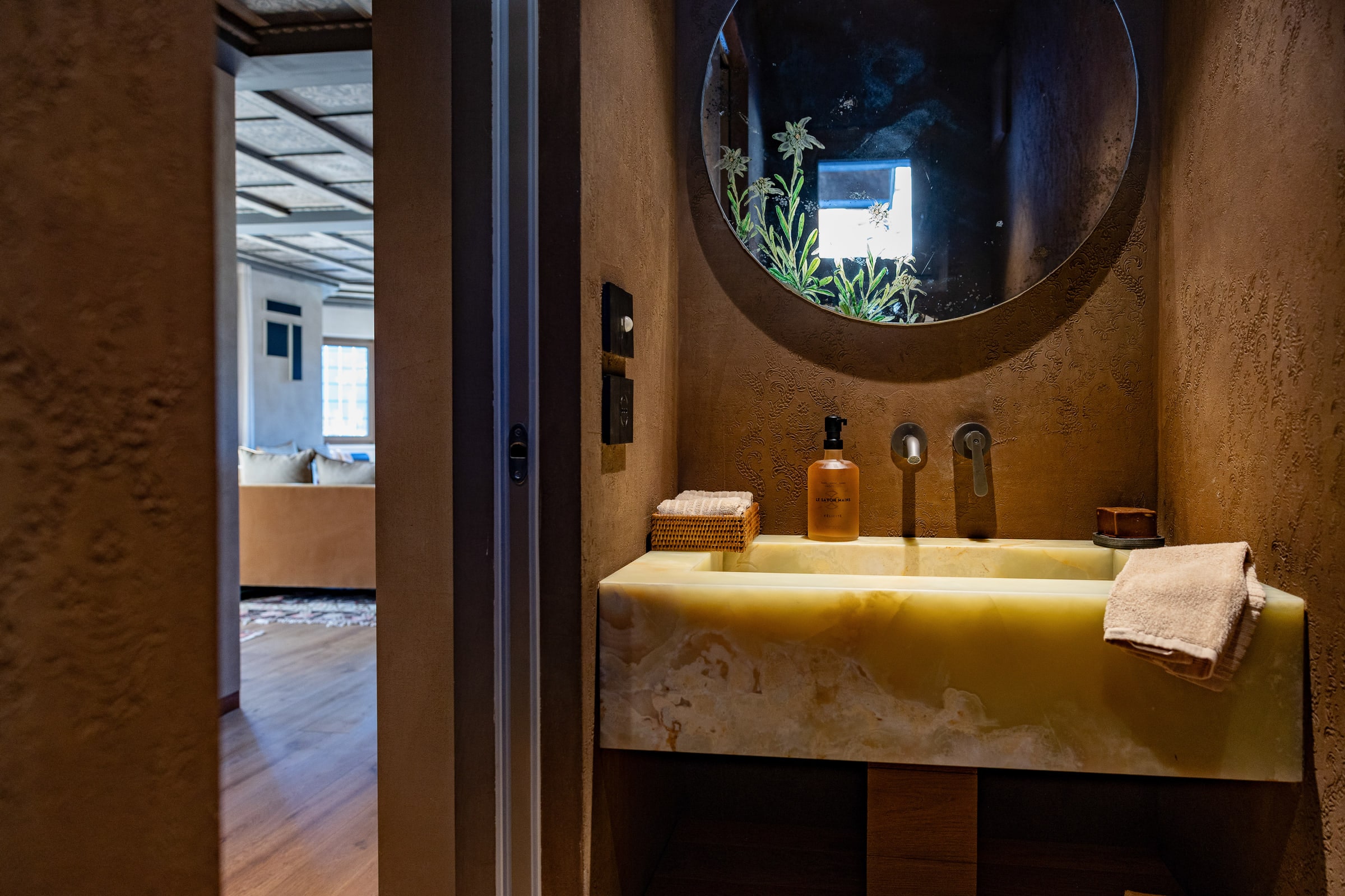 Bagno del piano cucina, mobile semplice e parete chiara