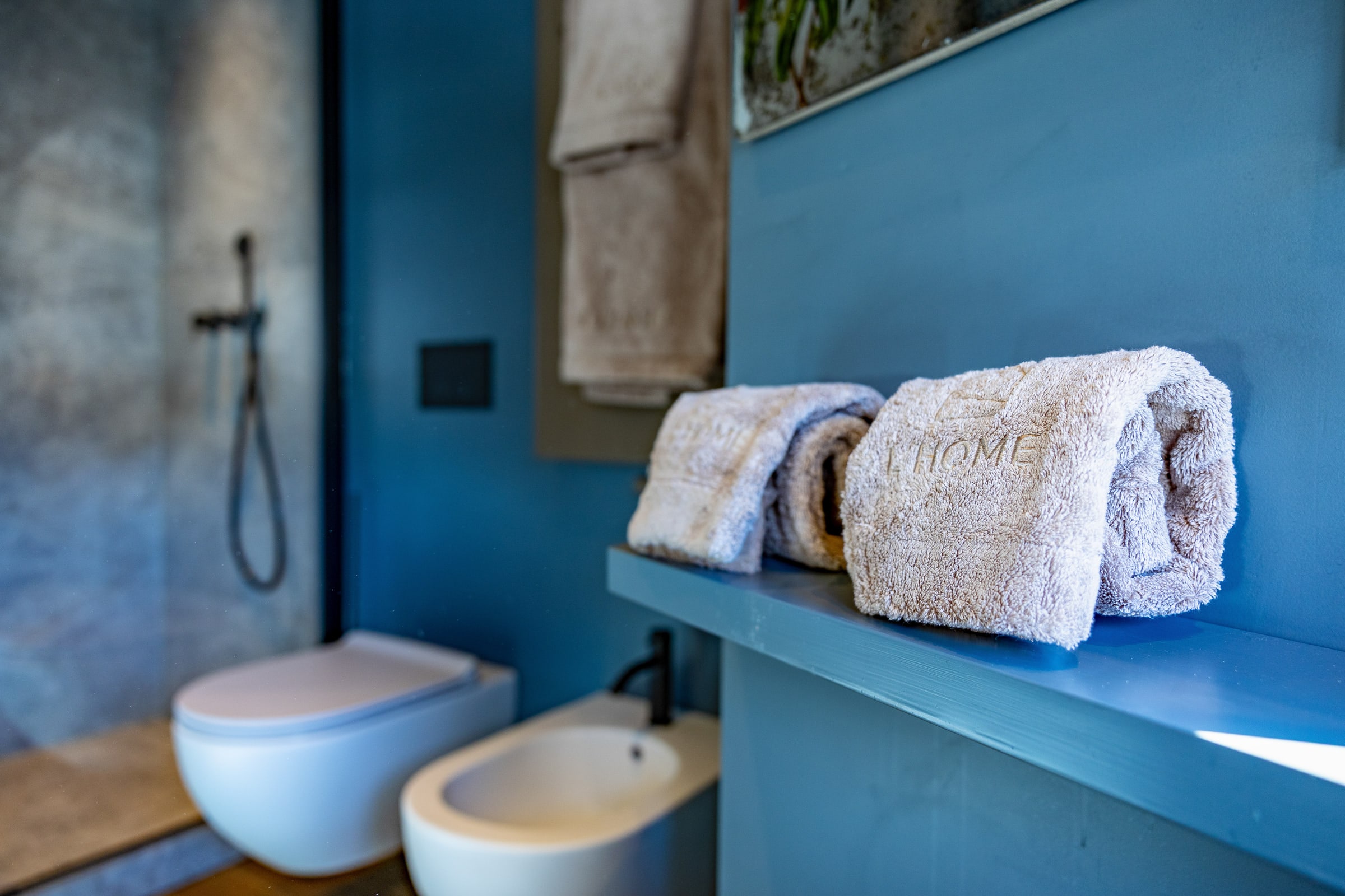 Bagno della suite, dettaglio del lavabo e accessori in ottone
