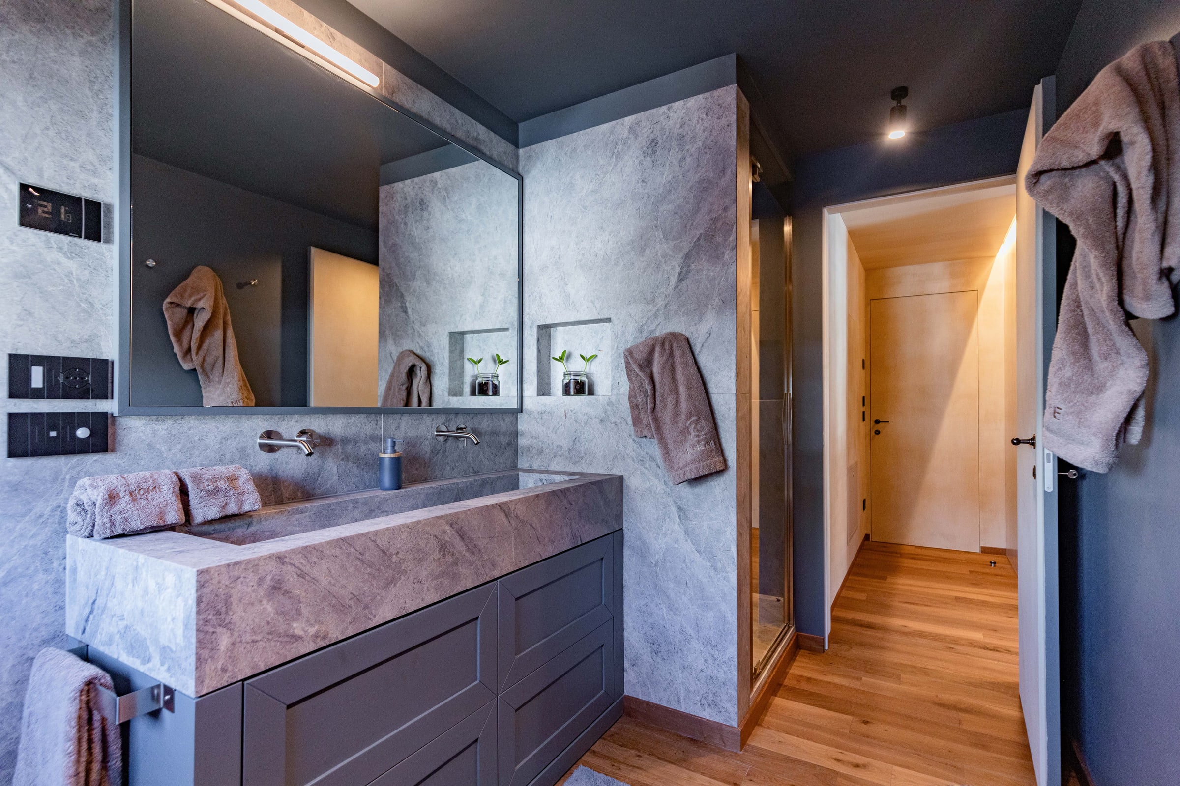 Secondo bagno con pareti di marmo e mobile antico