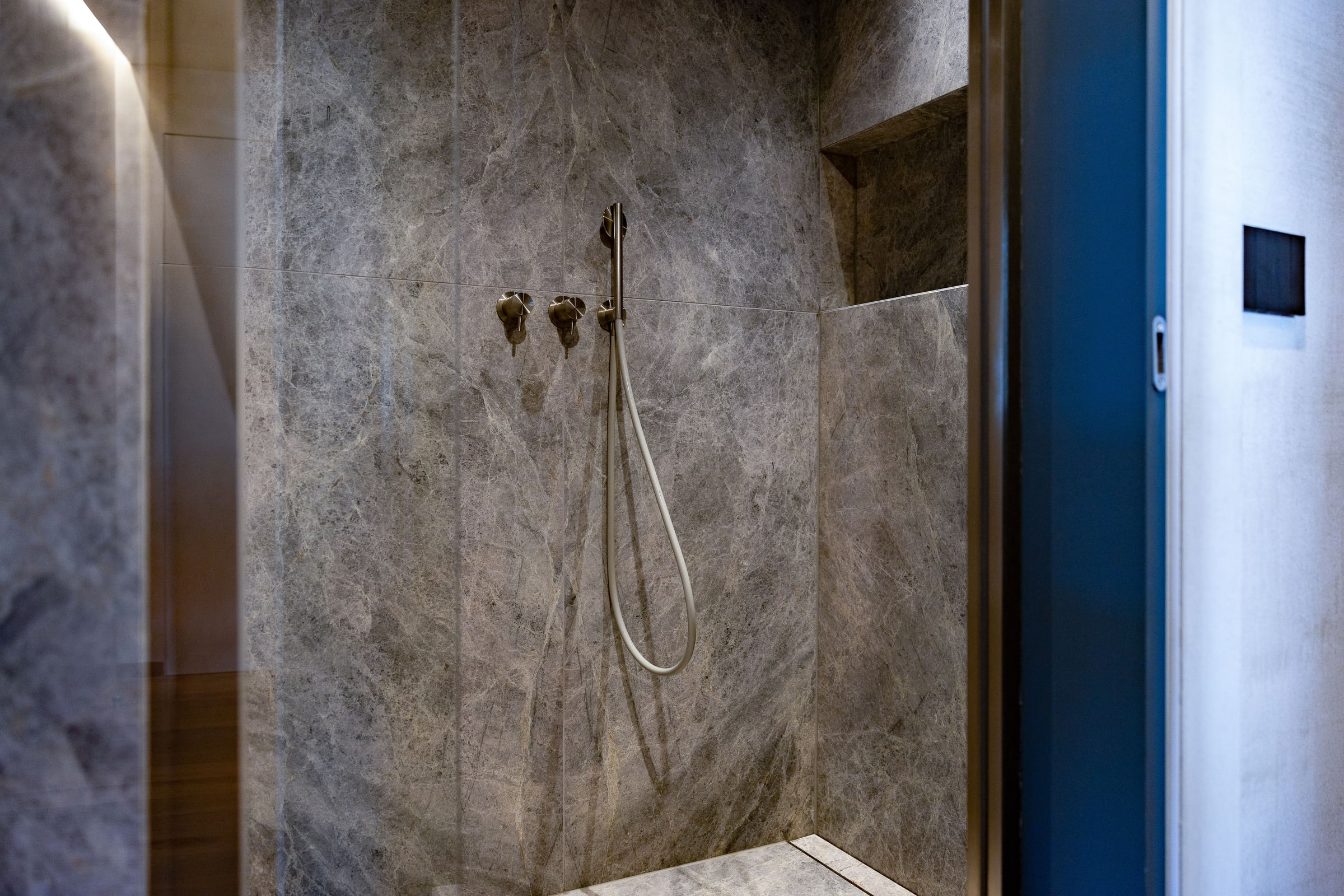 Secondo bagno, doccia di pietra con vetrata trasparente