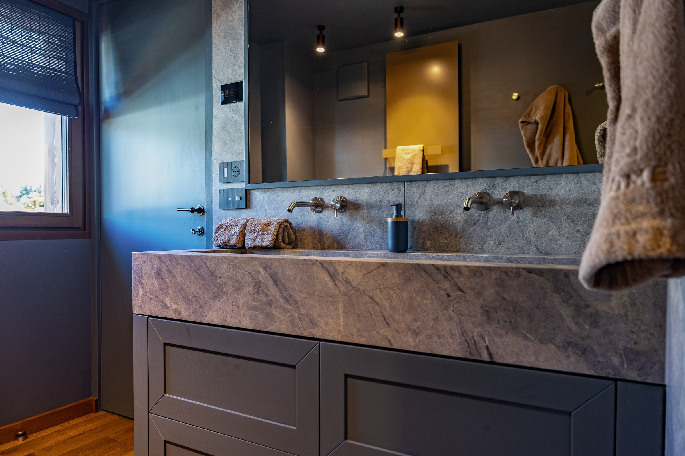 Secondo bagno, dettaglio del lavabo e specchio retroilluminato