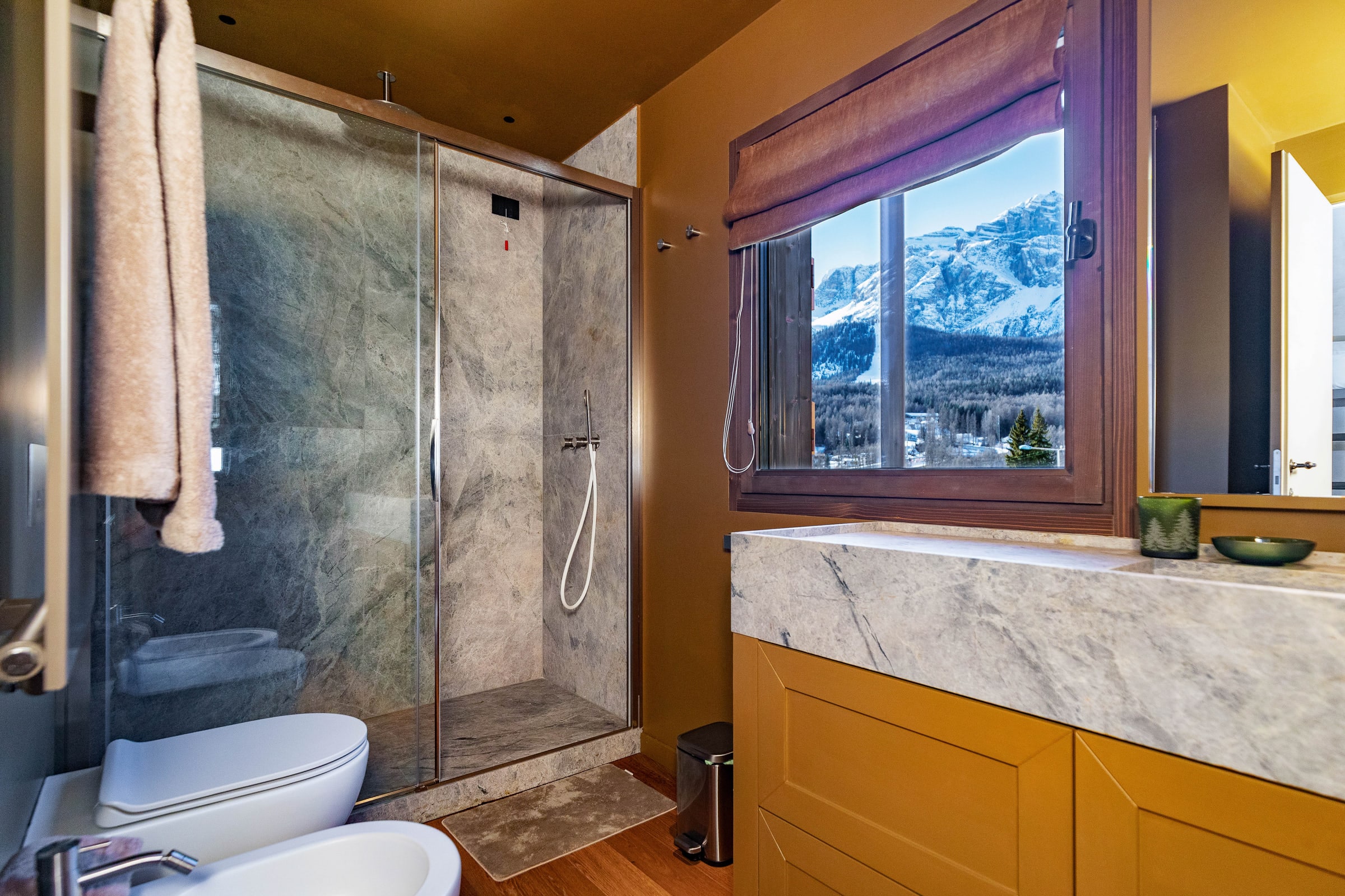 Terzo bagno con vasca freestanding e finestra panoramica