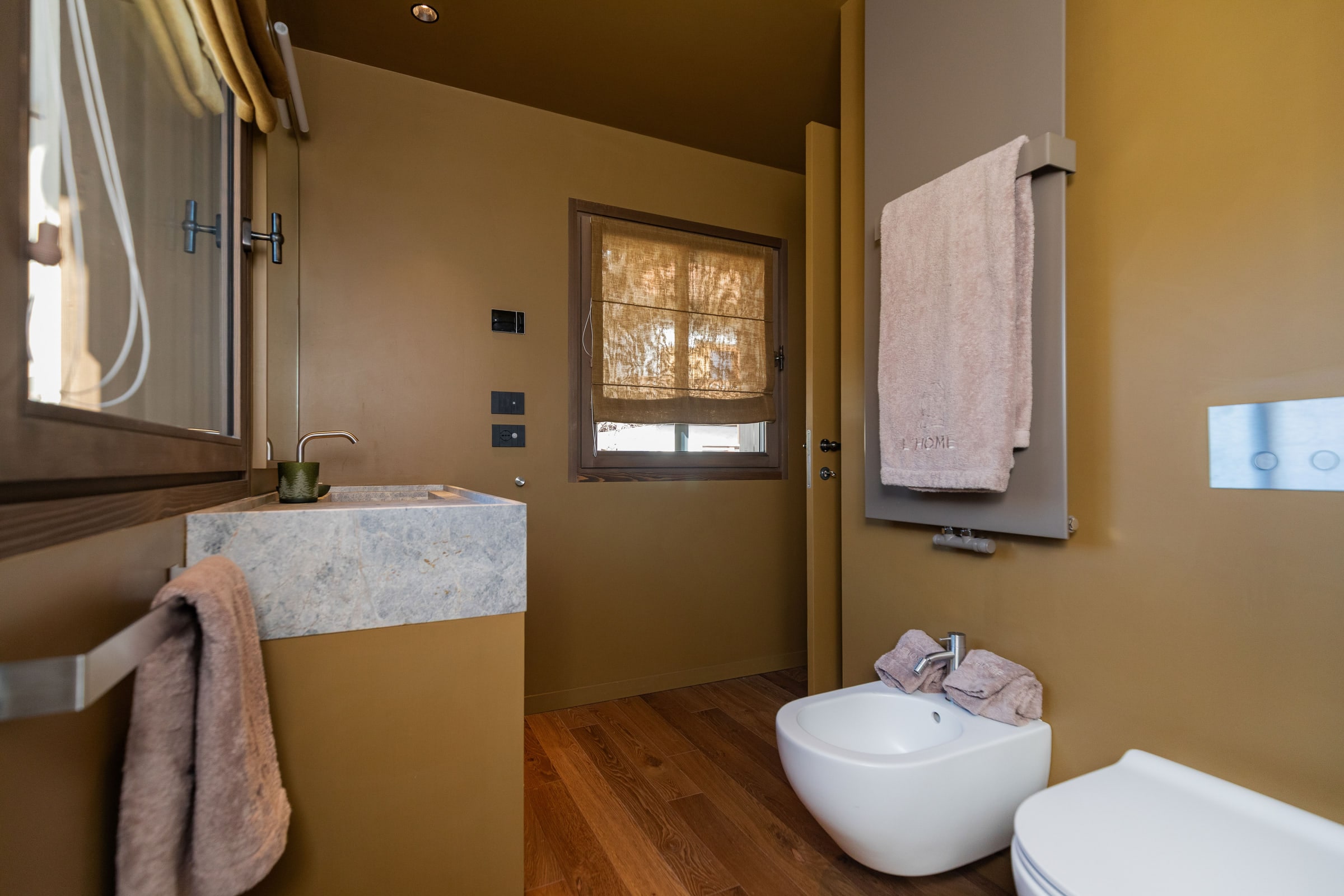 Terzo bagno, lavabo di marmo e mobile in legno antico