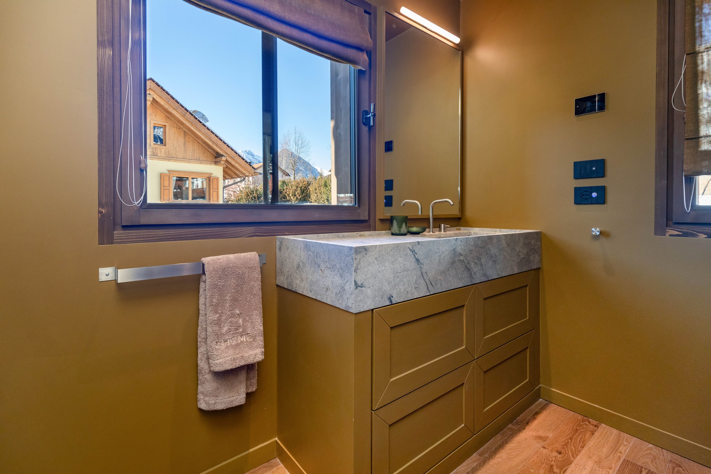 Terzo bagno, dettaglio degli accessori e asciugamani L'HOME