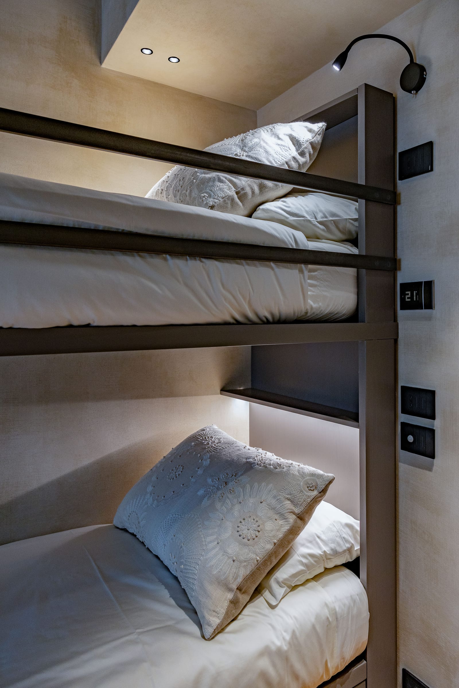 Camera Cristallo con letto a castello, cuscini in pizzo e scala verso il letto superiore