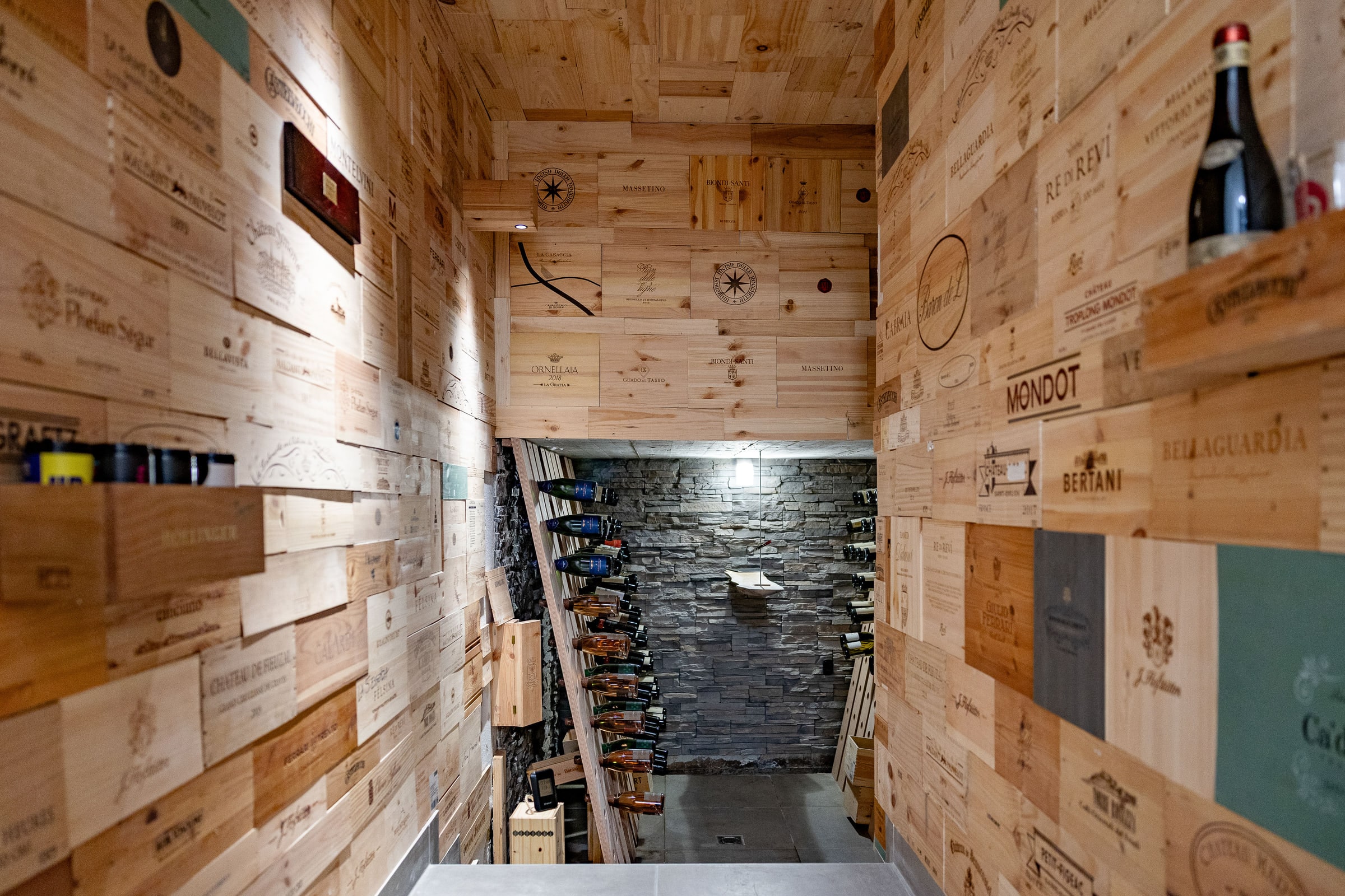 Cantina dei vini di Villa Il Castelletto, casse di legno allineate sulle pareti