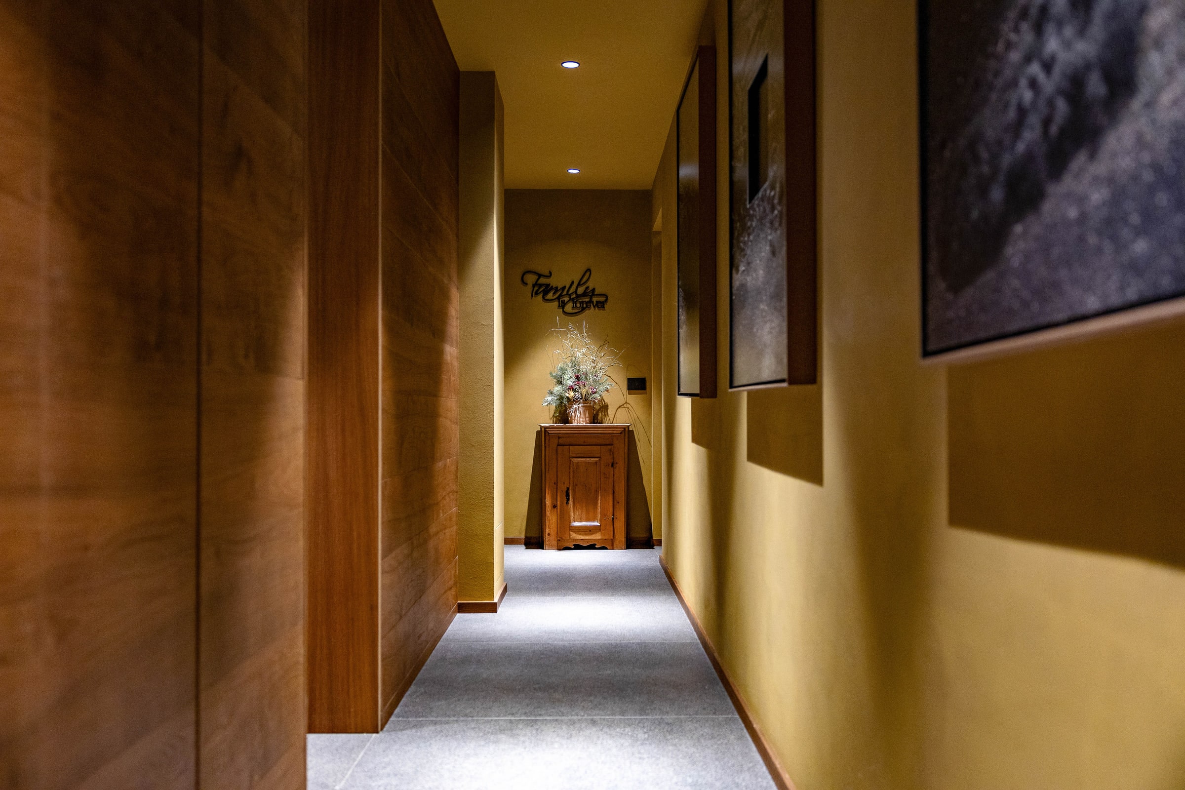 Corridoio della villa, ampia vista con parquet e tappeto