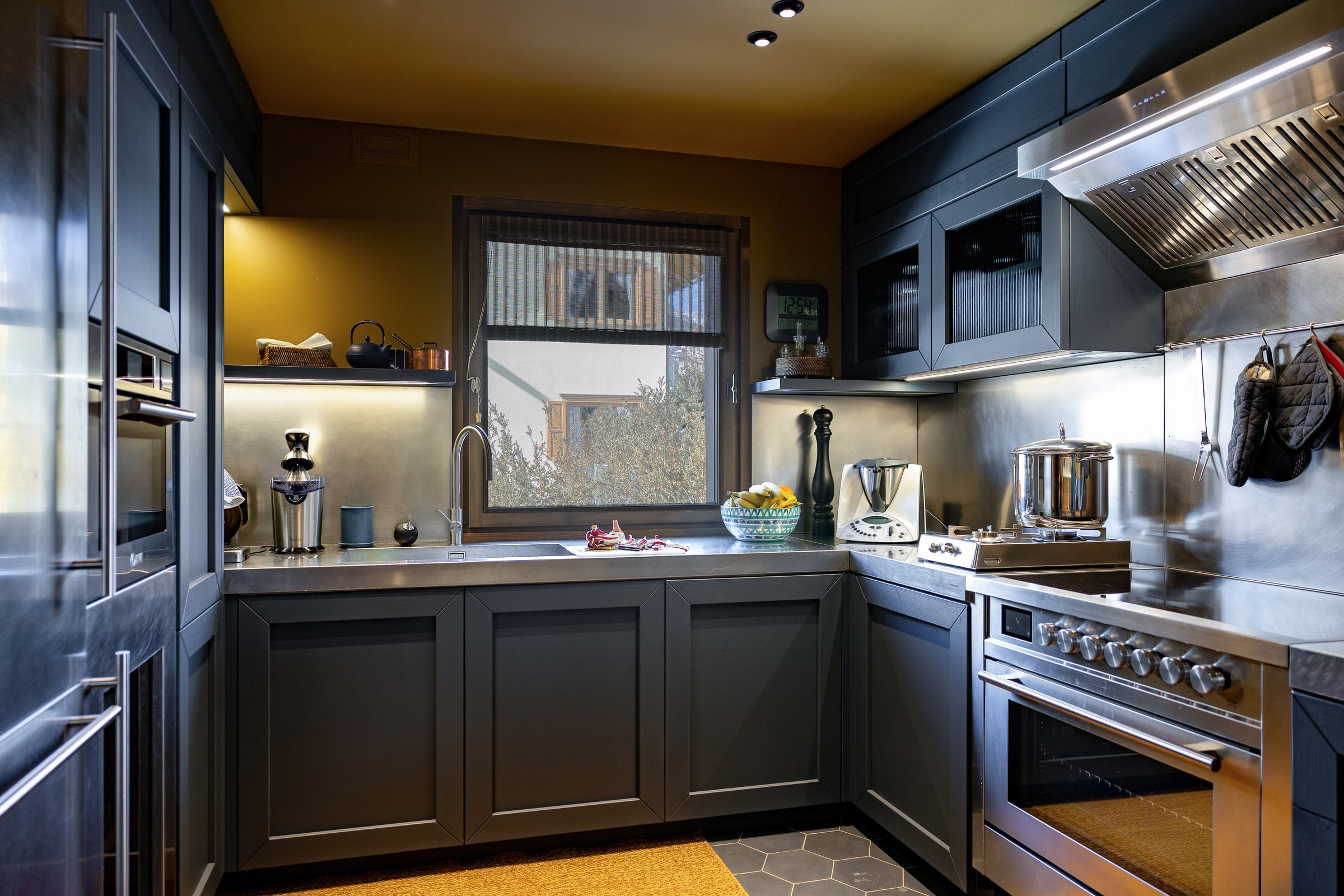 Cucina di Villa Il Castelletto, mobili scuri e piano cottura professionale