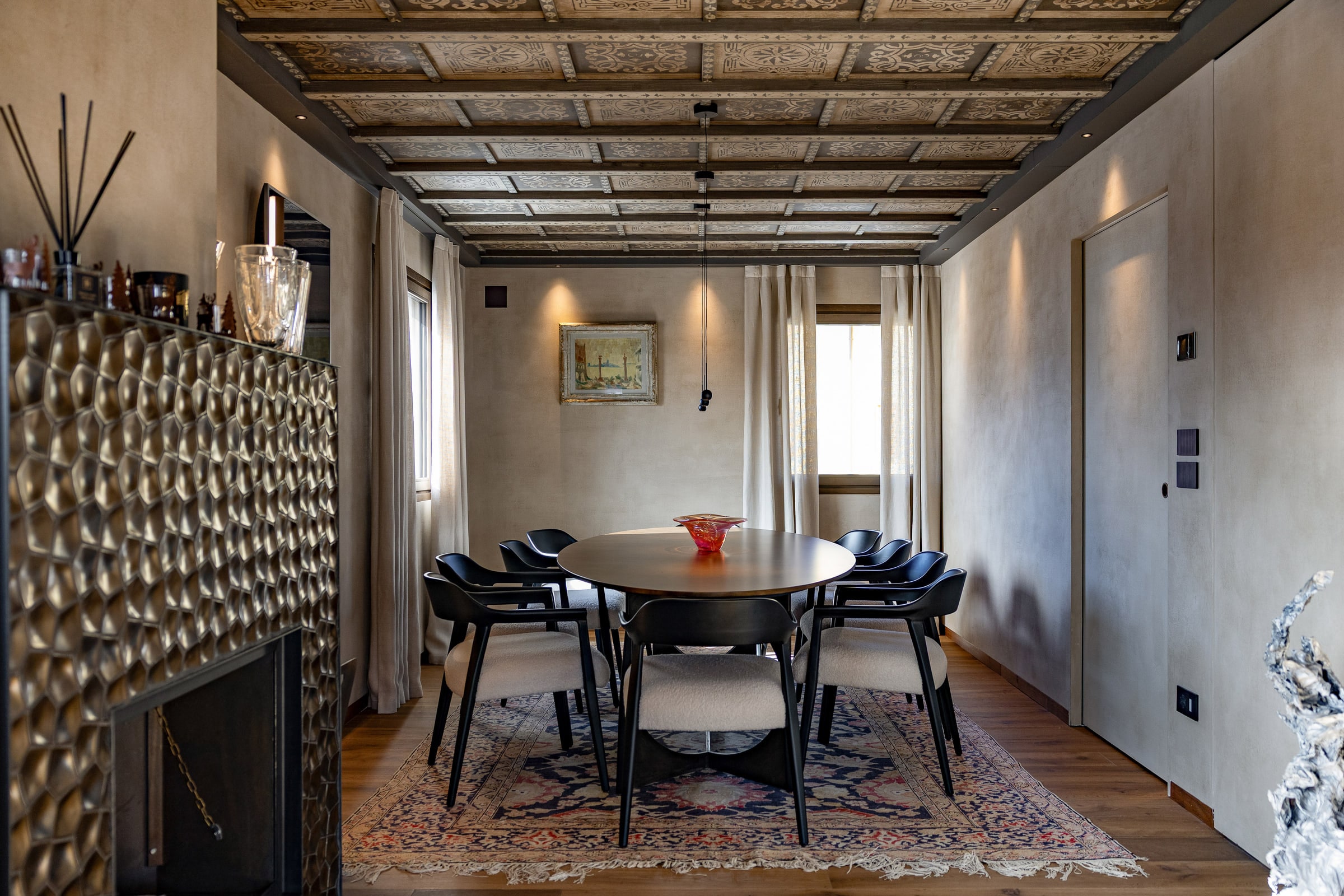 Sala da pranzo con soffitto dipinto Vietti, tavolo ovale e camino di bronzo battuto