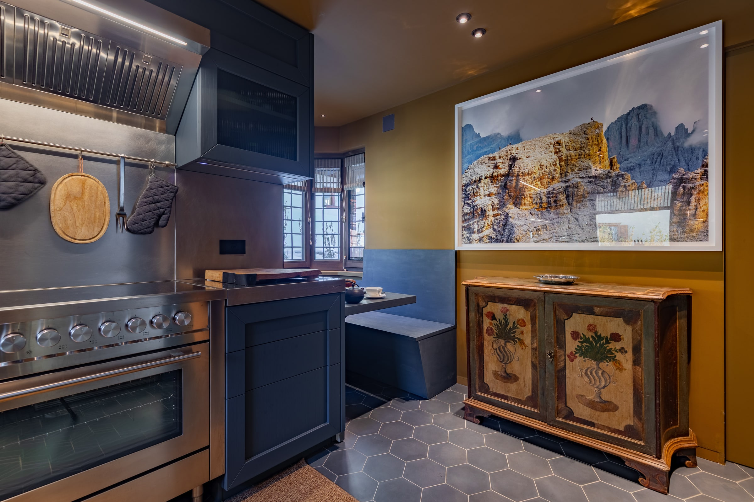 Dettaglio della cucina, accessori e materiali tirolesi