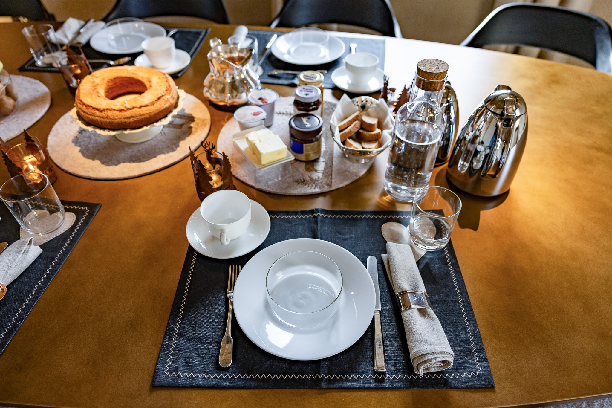 Colazione con torta, frutta e caffettiera al mattino