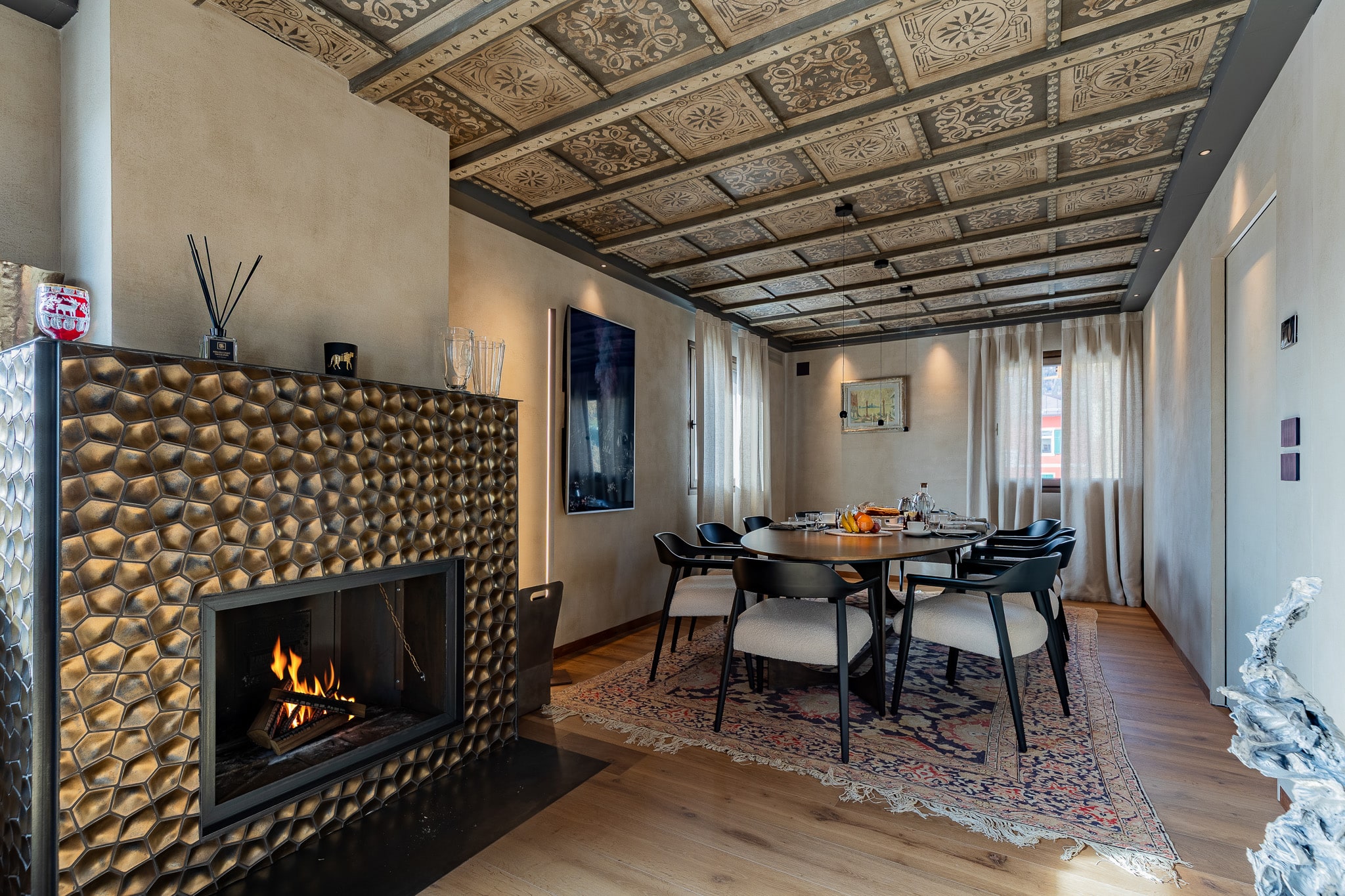 Sala da pranzo con soffitto cassettonato dipinto da Luigi Vietti, camino di bronzo battuto