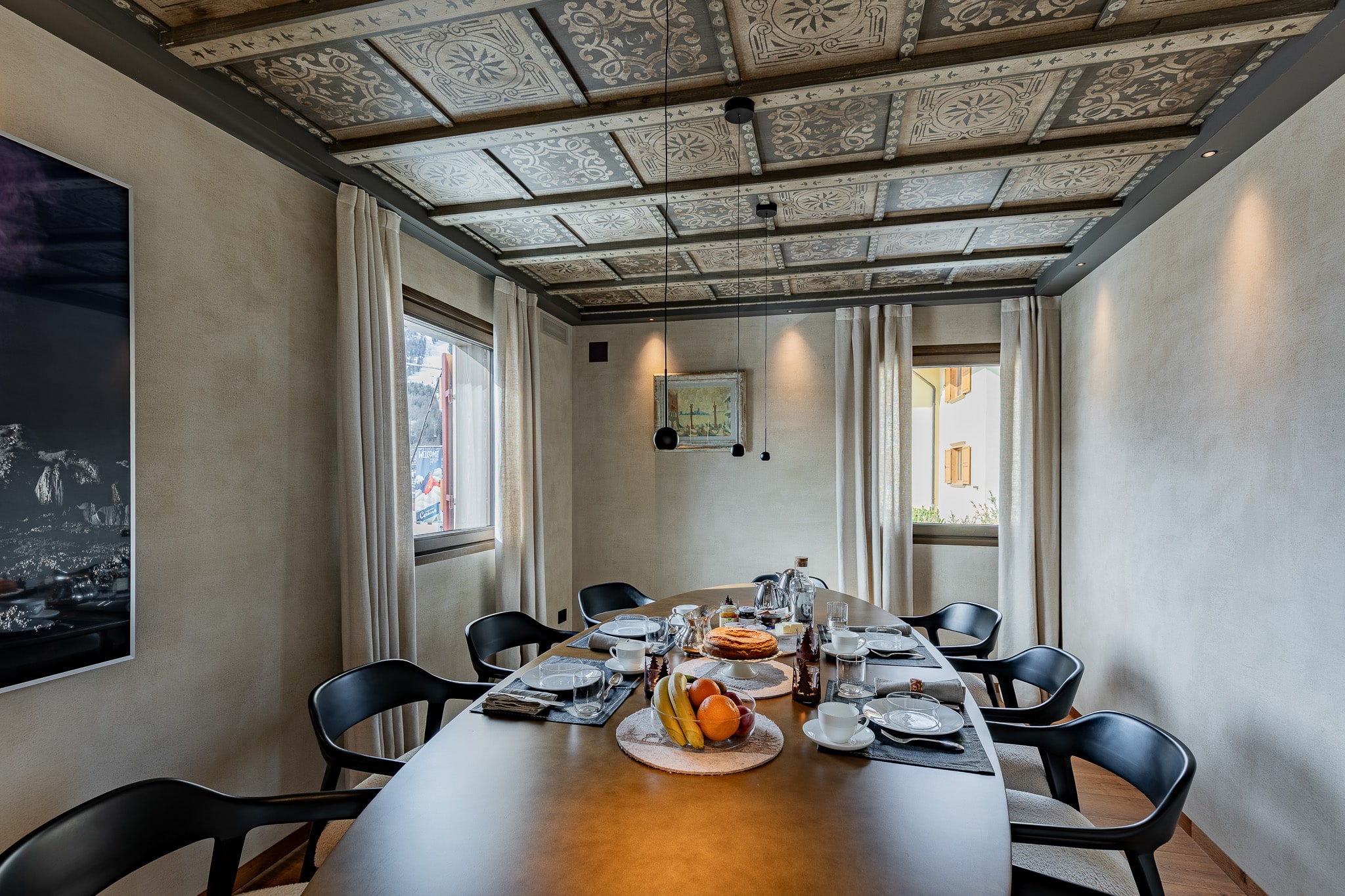 Sala da pranzo con soffitto cassettonato dipinto da Luigi Vietti, tavolo per dieci e camino di bronzo — Villa Il Castelletto