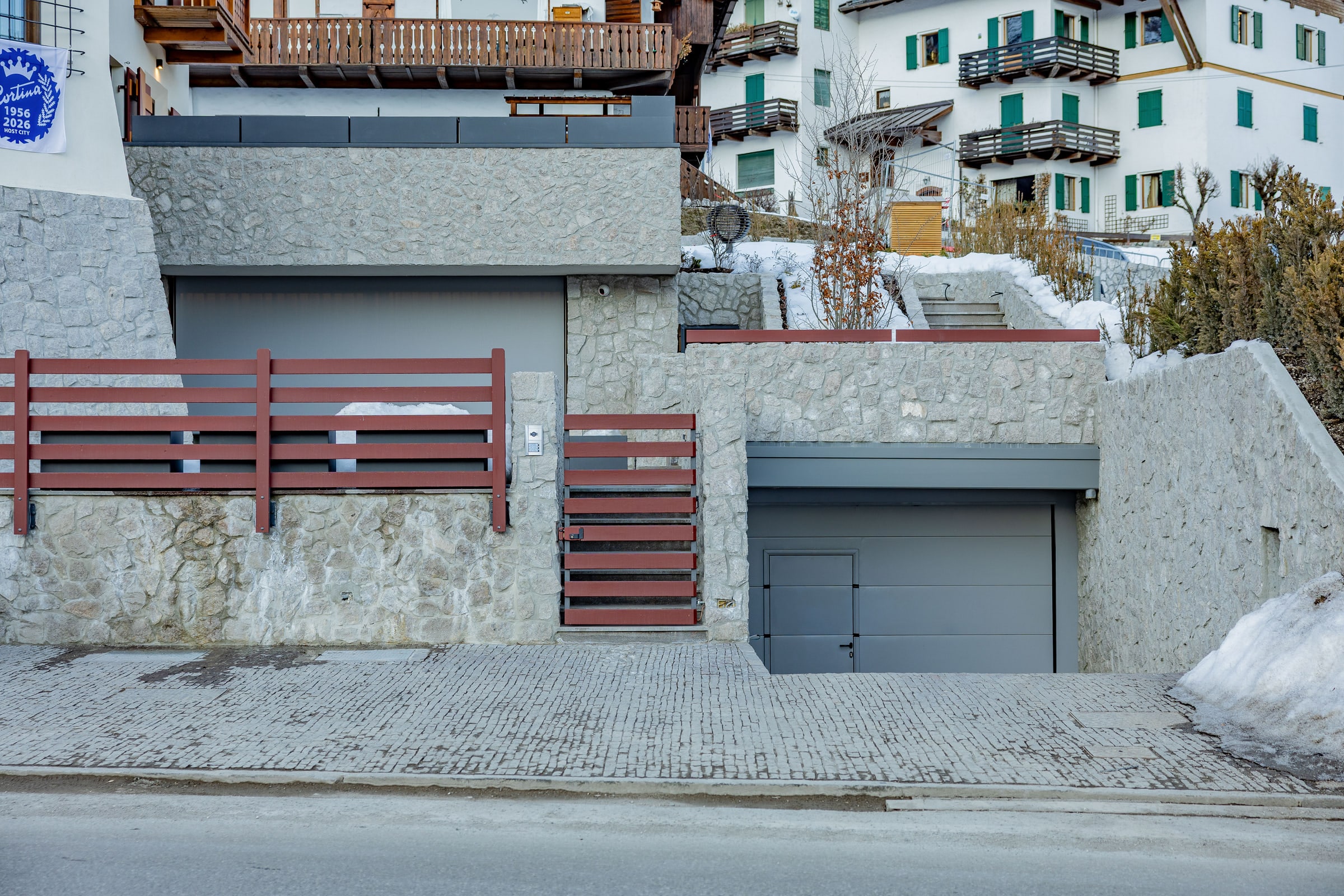 Garage vista ampia, posti auto e ingresso
