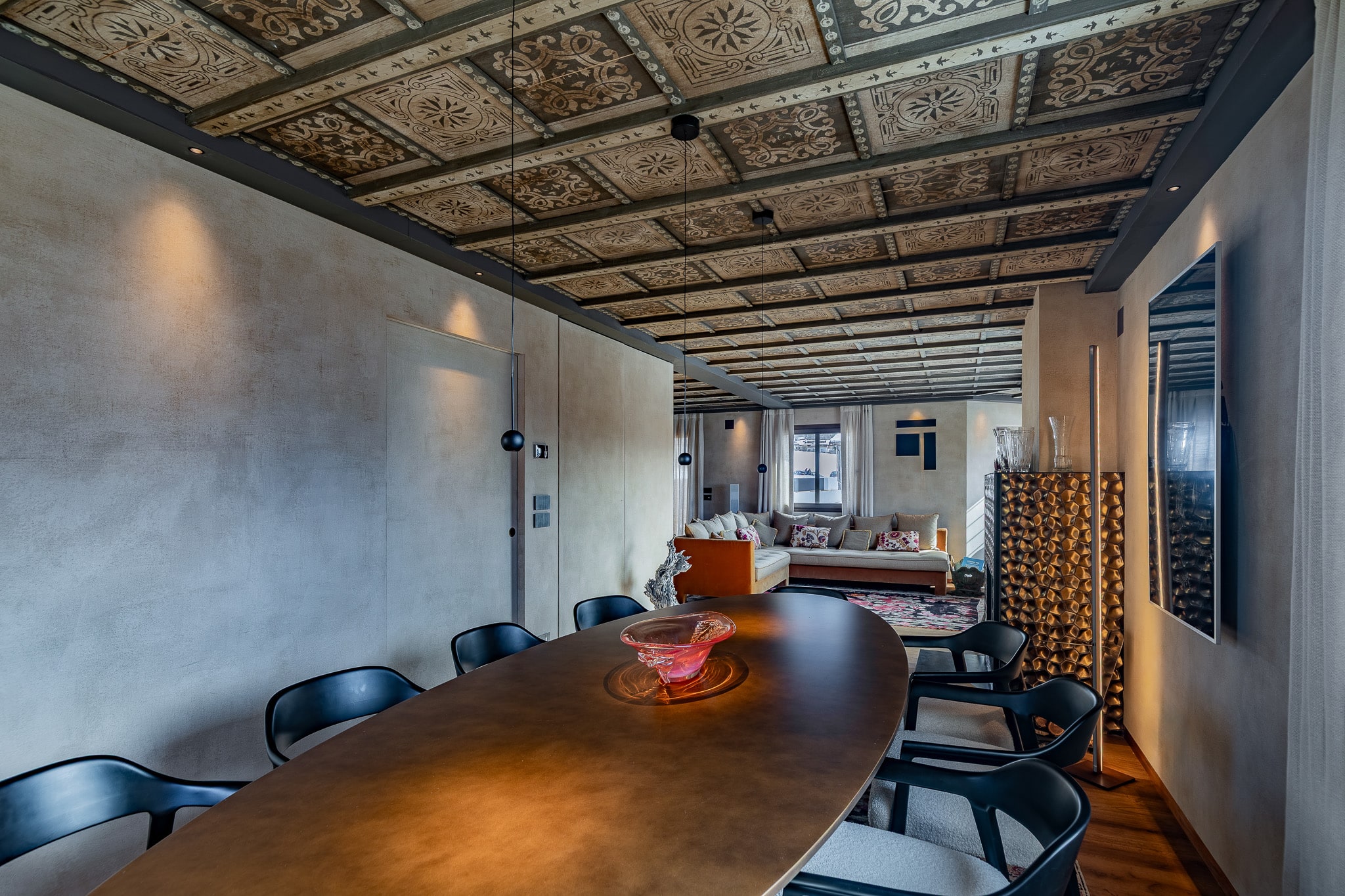 Sala da pranzo ampia con soffitto dipinto e tavolo ovale