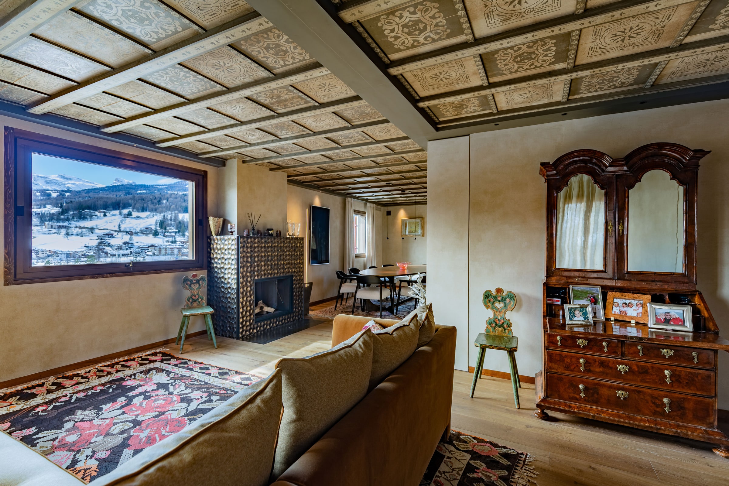 Salotto principale di Villa Il Castelletto, mobili tirolesi e divani imbottiti
