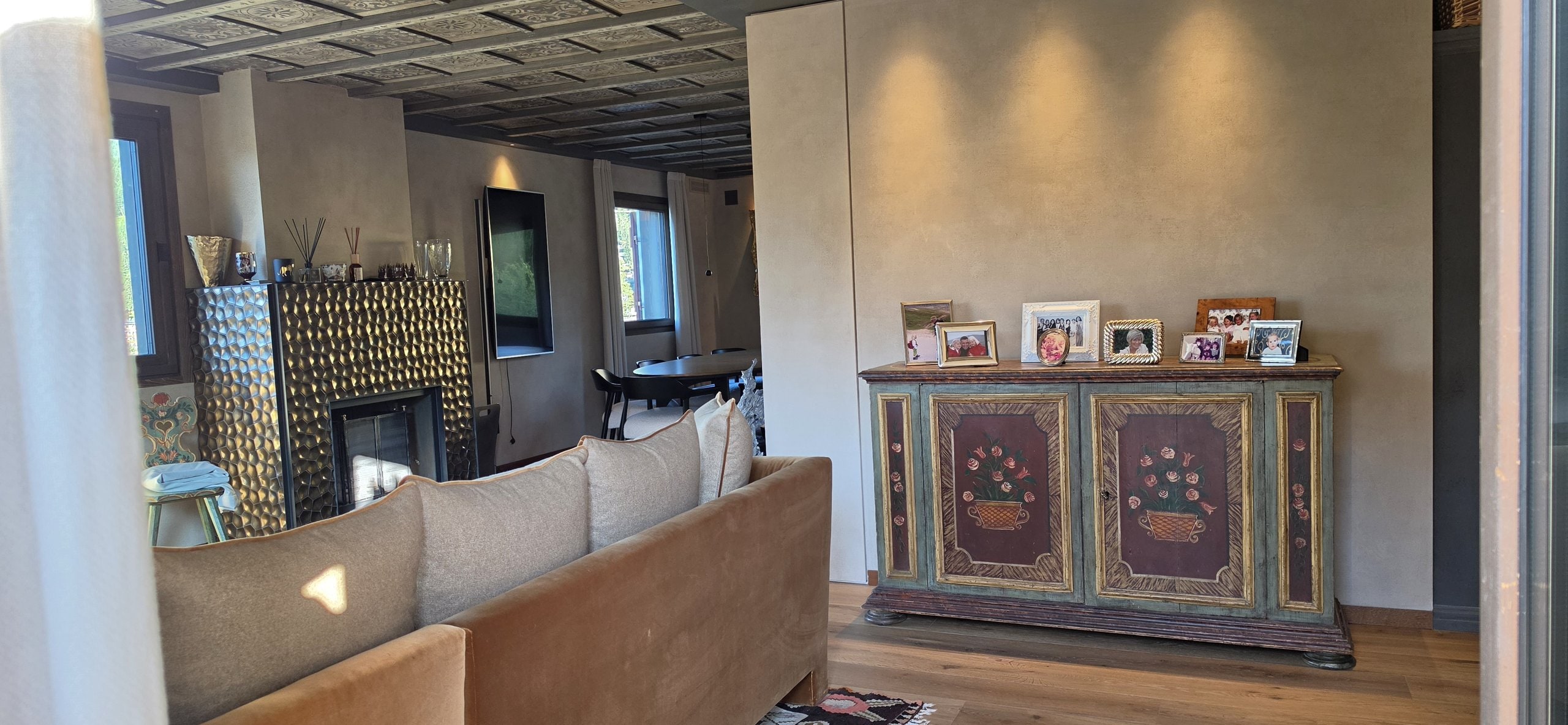 Main sitting room of Villa Il Castelletto, Tyrolean furniture and upholstered sofas