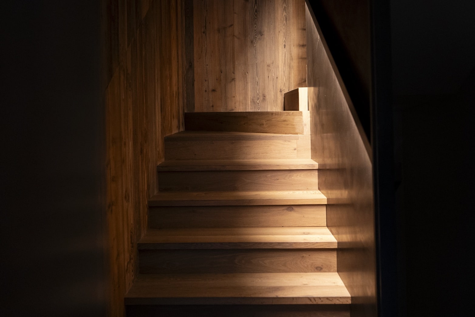 The oak staircase at Villa Il Castelletto in warm light