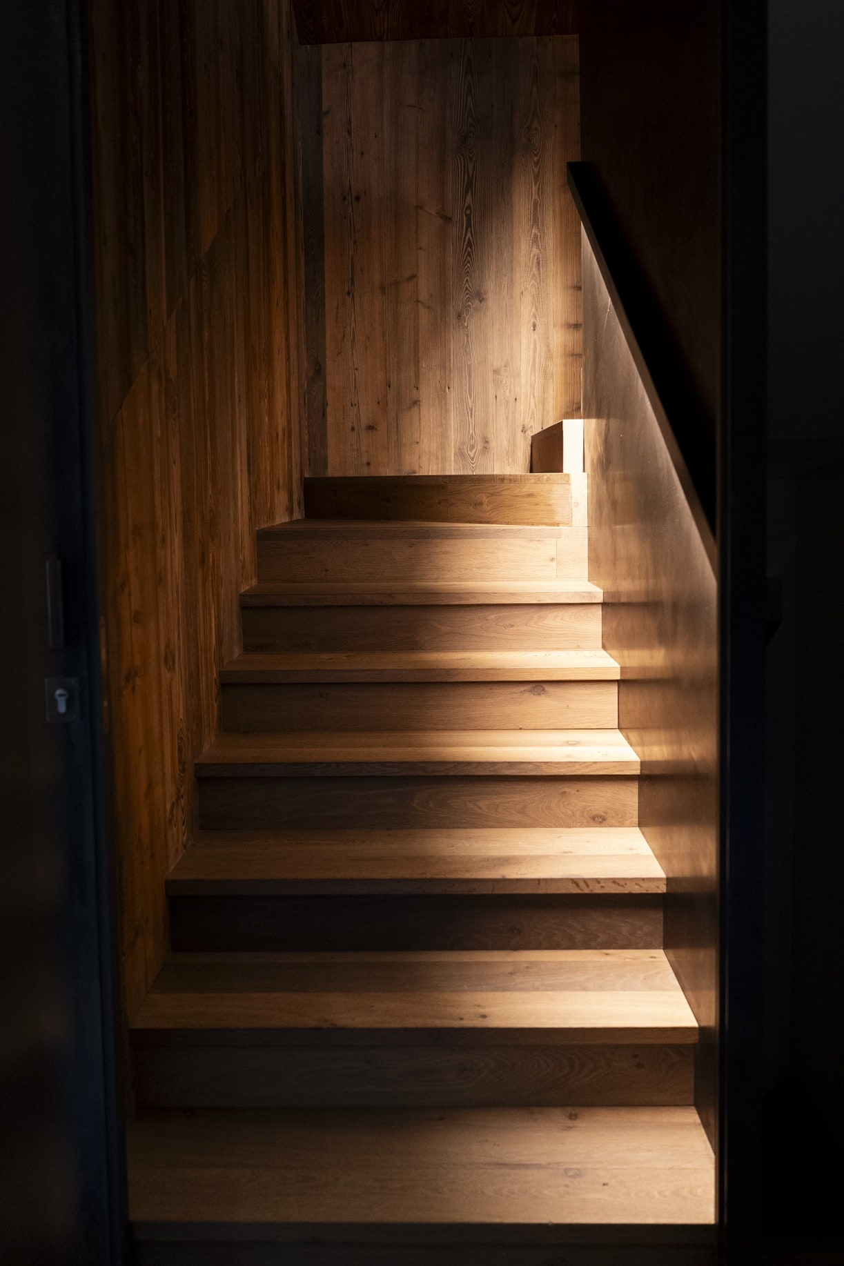 The oak staircase at Villa Il Castelletto, warm evening light