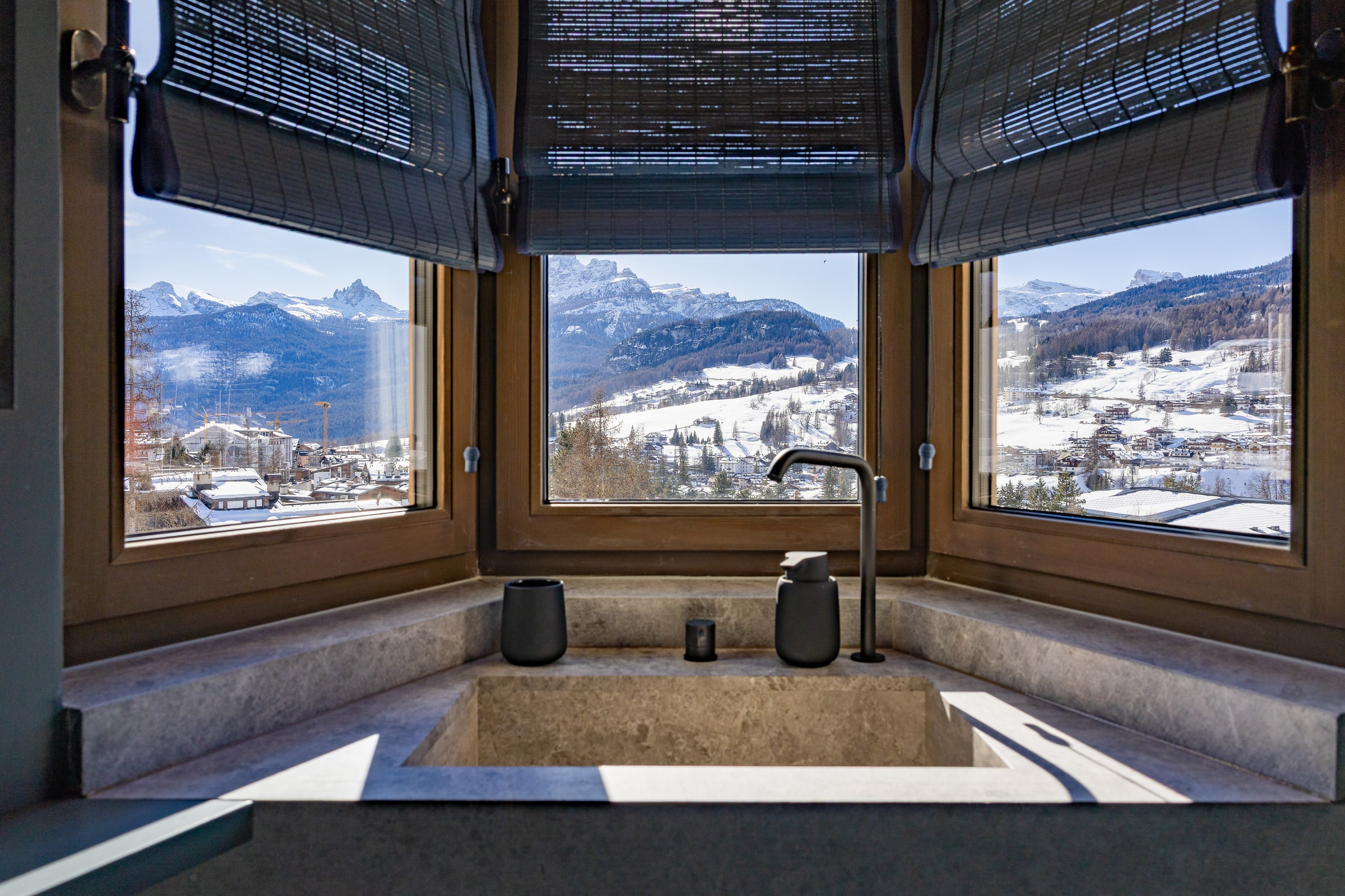 Vista invernale dalla villa, tetti innevati e cielo limpido
