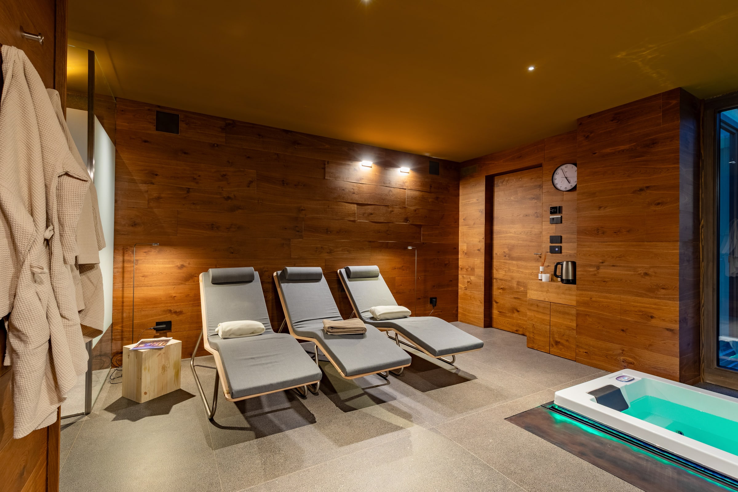 Sauna in legno della zona wellness, panche e termometro