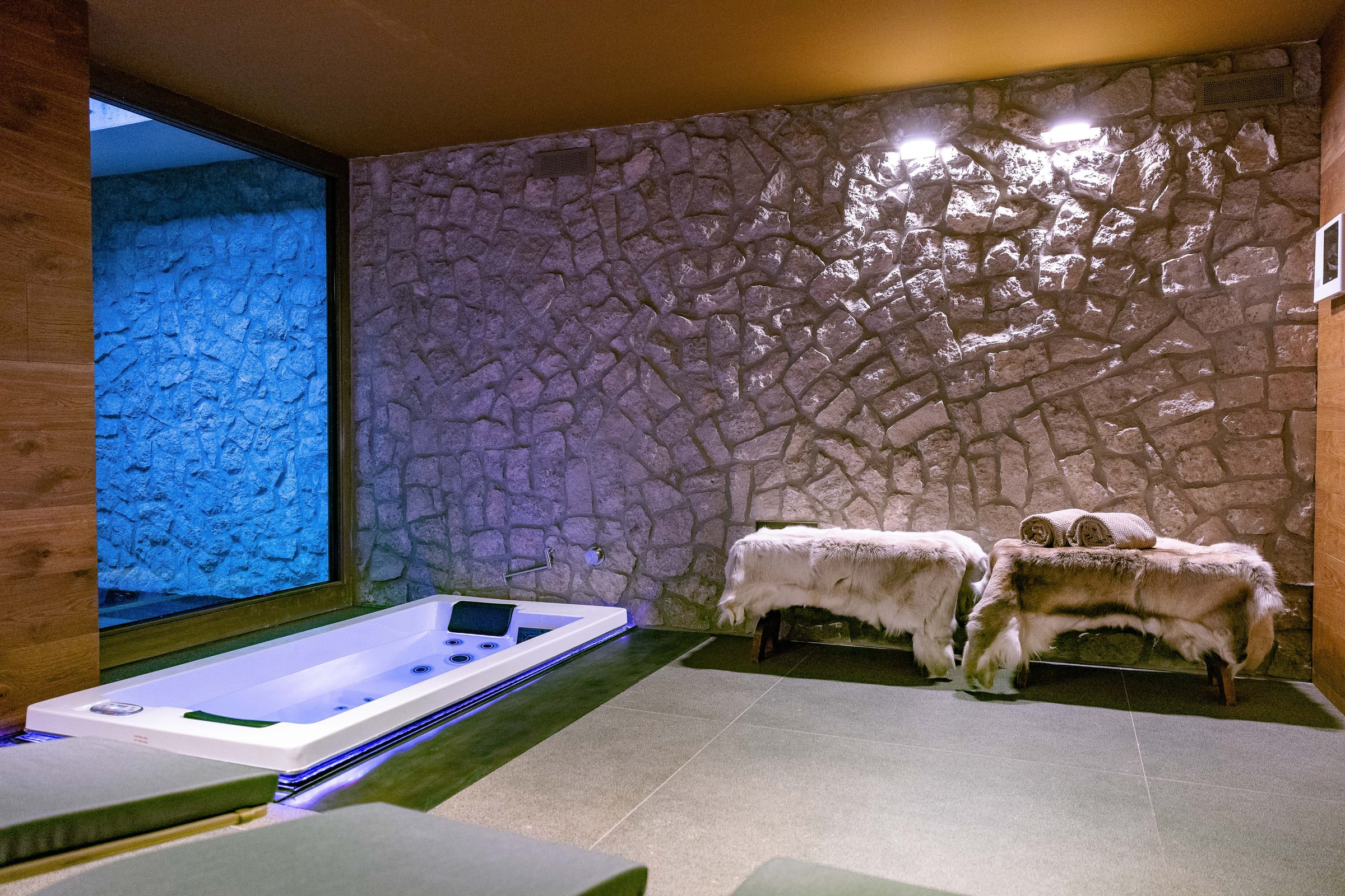Zona relax dell'area wellness con lettini e luce calda