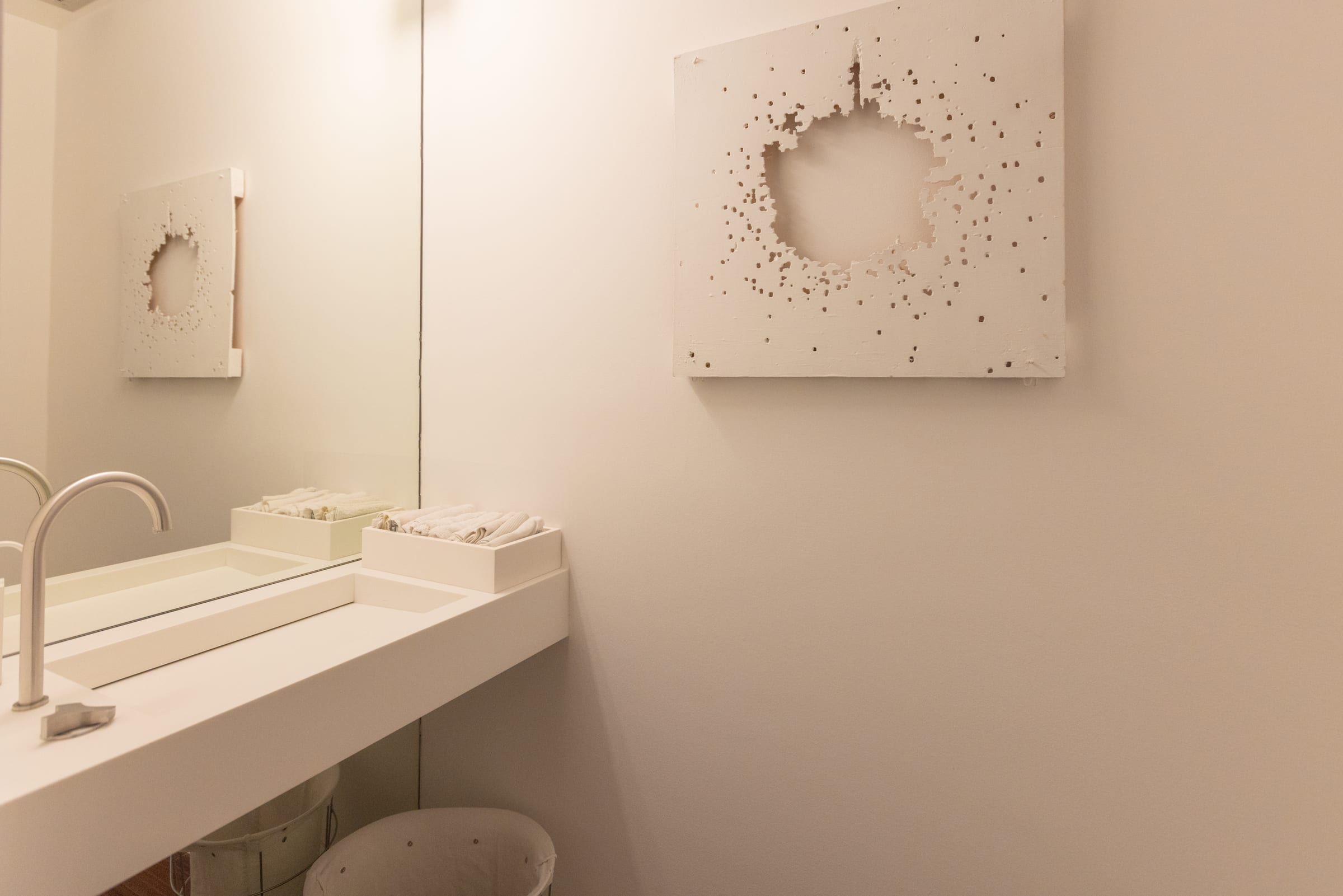 Bagno con mobile lavabo bianco