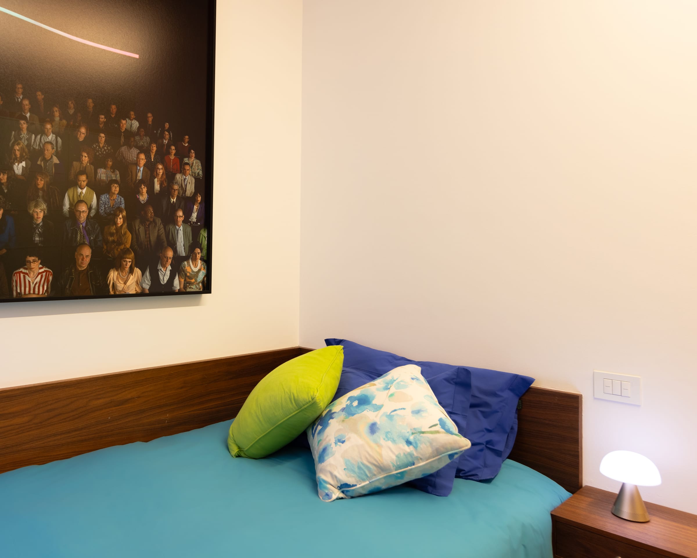 Camera studio con letto teal e tenda a pacchetto floreale